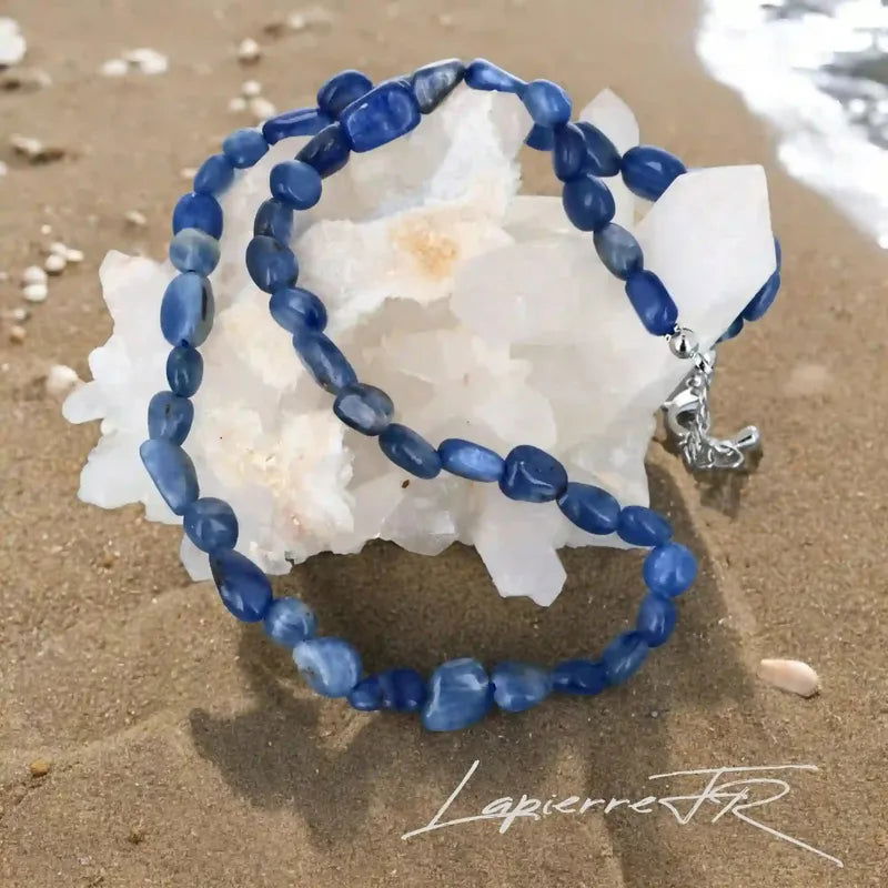Détail des pierres roulées de Cyanite Bleue du collier, pierre naturelle bleue d'alignement