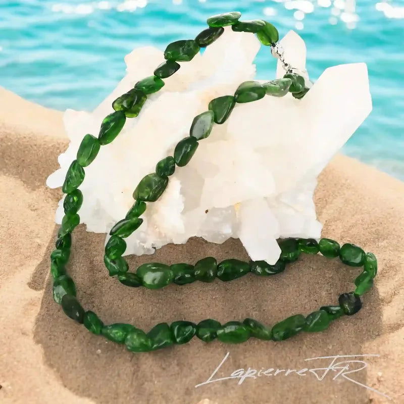 Détail des pierres roulées de Diopside du collier, pierre naturelle verte d'apaisement