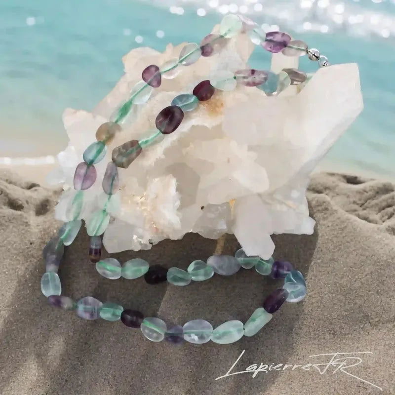 Détail des pierres roulées de Fluorite du collier, pierre naturelle vert et violet de concentration
