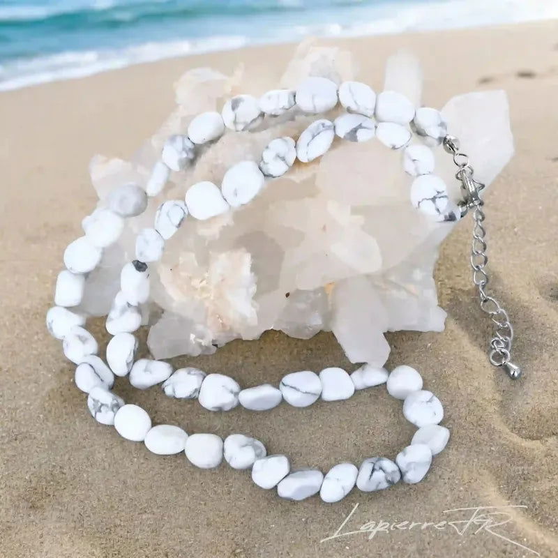 Détail des pierres roulées de Howlite Blanche du collier, pierre naturelle blanche de patience