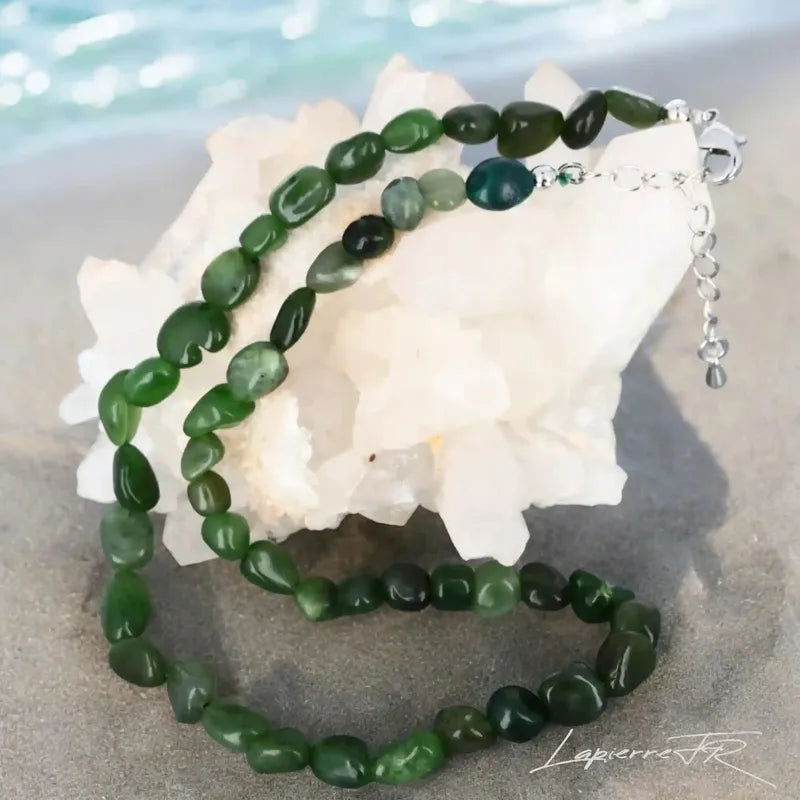 Détail des pierres roulées de Jade Vert du collier, pierre naturelle verte de sagesse