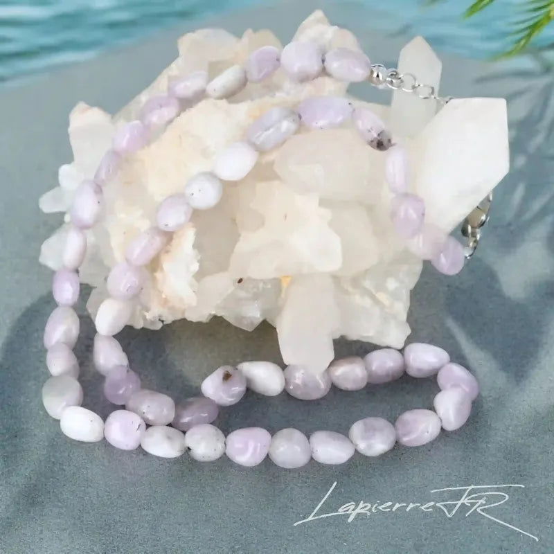 Détail des pierres roulées de Kunzite du collier, pierre naturelle rose de tendresse