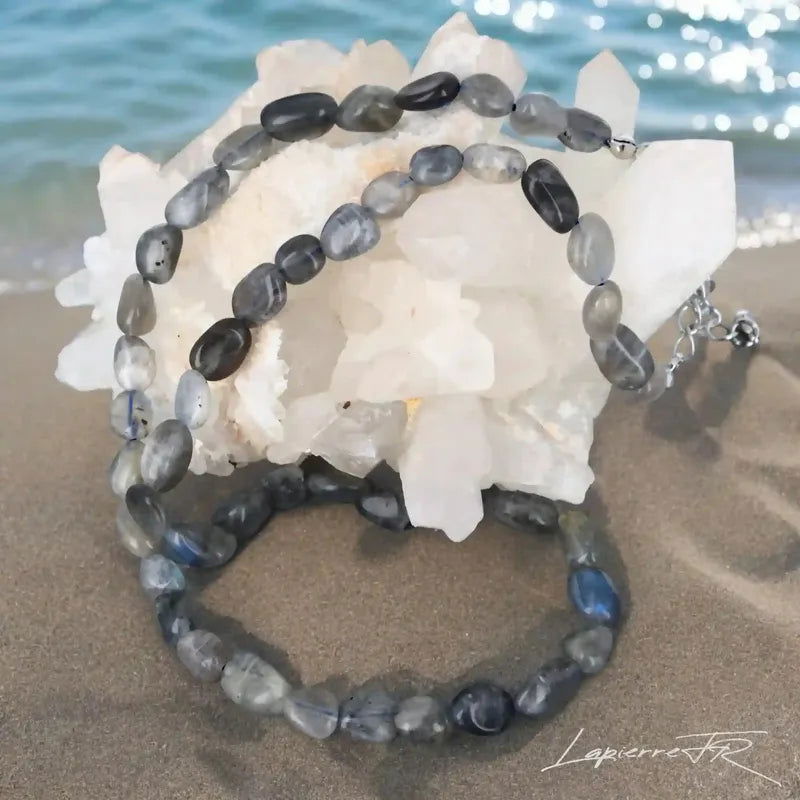 Détail des pierres roulées de Labradorite du collier, pierre naturelle chatoyante de protection