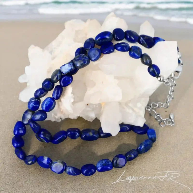 Détail des pierres roulées de Lapis Lazuli du collier, pierre naturelle bleue de sagesse