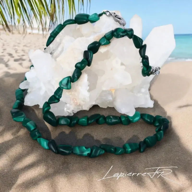 Détail des pierres roulées de Malachite du collier, pierre naturelle verte de transformation