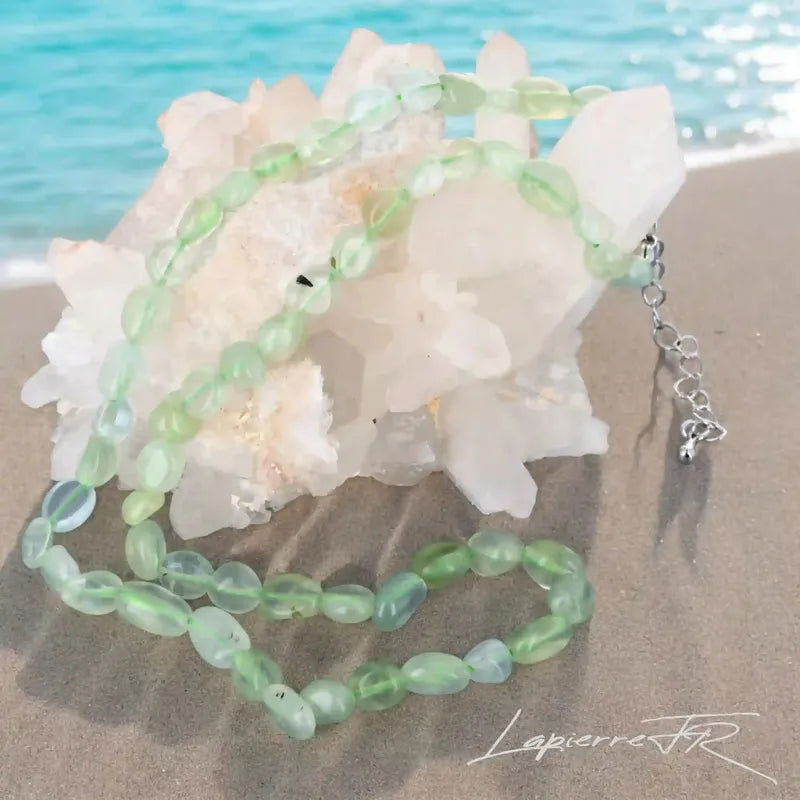 Collier en pierres roulées de Préhnite porté, pierre naturelle vert tendre d'apaisement pour femme et homme