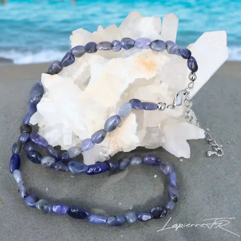Collier en pierres roulées de Tanzanite porté, pierre naturelle bleu violet pour femme et homme