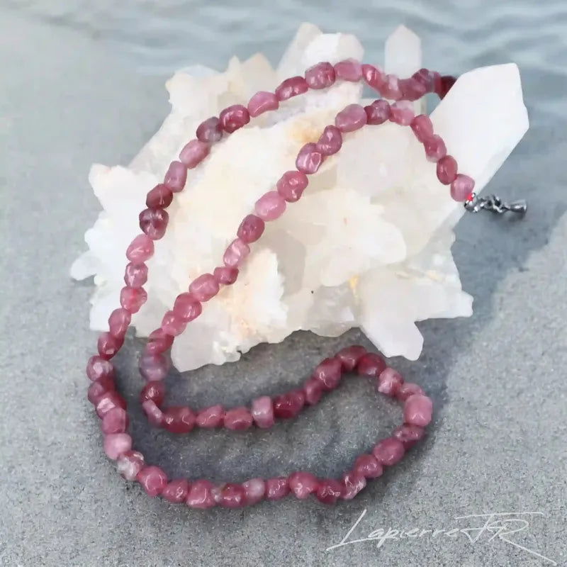 Collier en pierres roulées de Tourmaline Rose porté, pierre naturelle rose pour femme et homme
