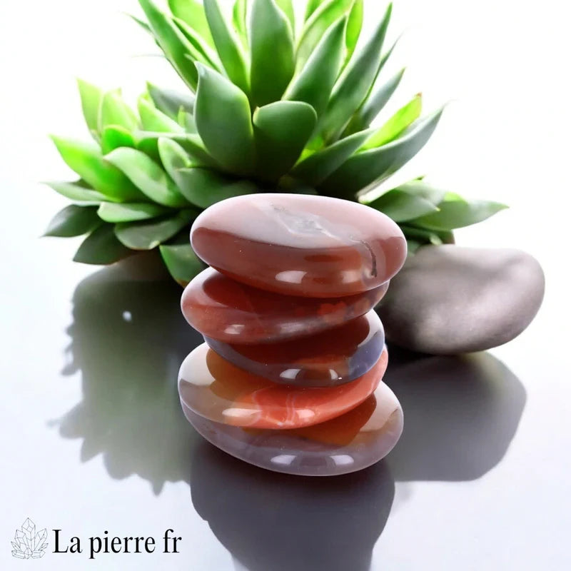 Vue du galet plat de Cornaline, pierre naturelle d'estime de soi