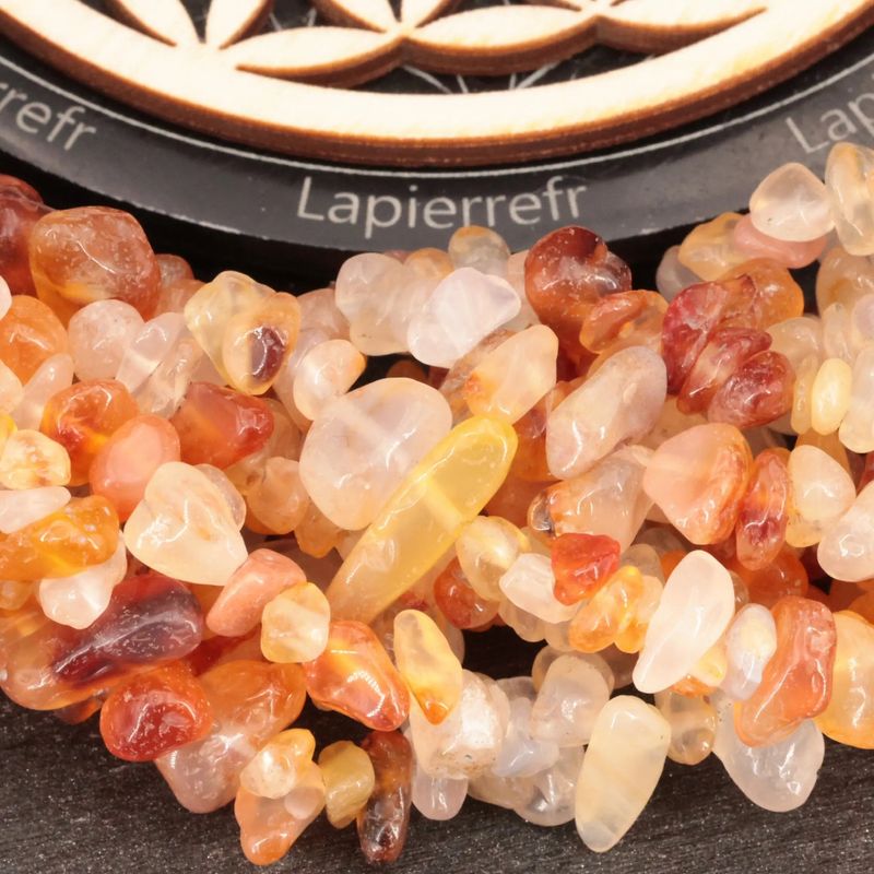 Gros plan sur des perles baroques de Cornaline orange, pierre naturelle sur fil de 36 cm pour bijoux