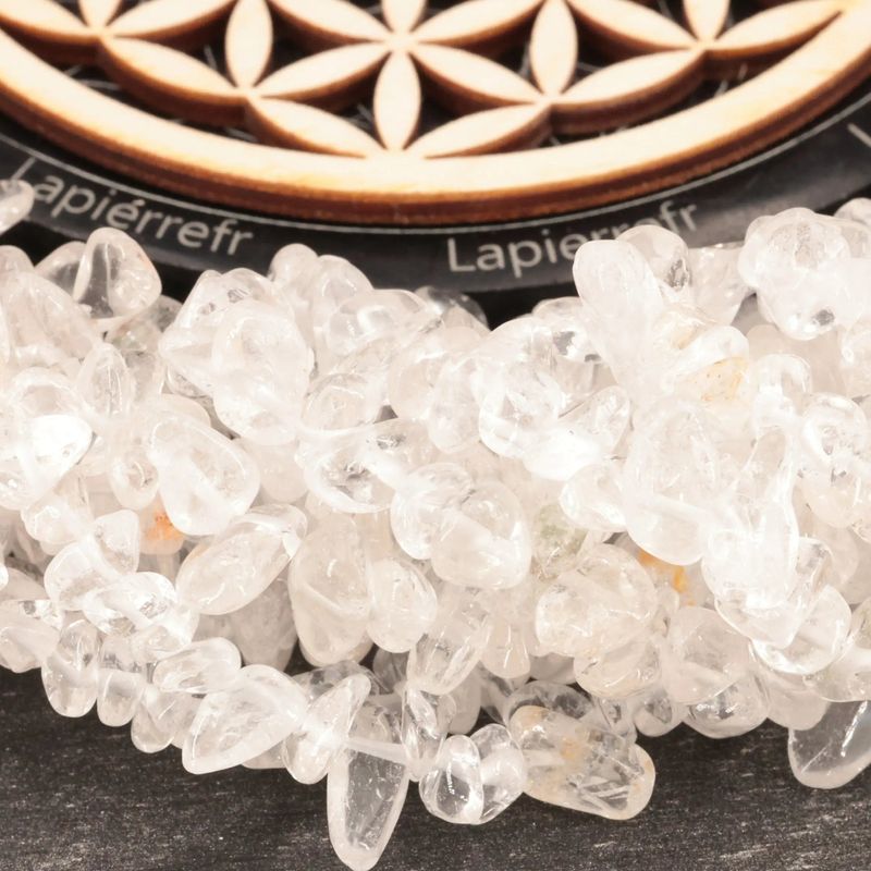 Gros plan sur des perles baroques de Cristal de Roche, pierre naturelle translucide sur fil de 36 cm pour bijoux