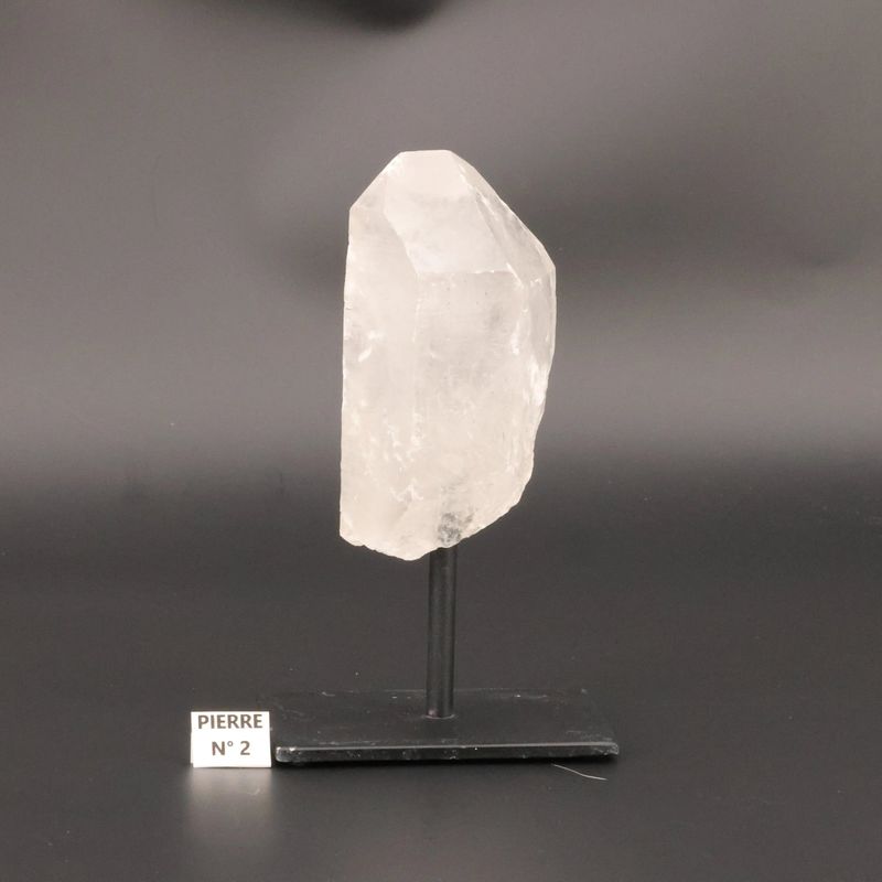 Détail du Cristal de Roche du Brésil présenté sur pied, pierre naturelle limpide de collection