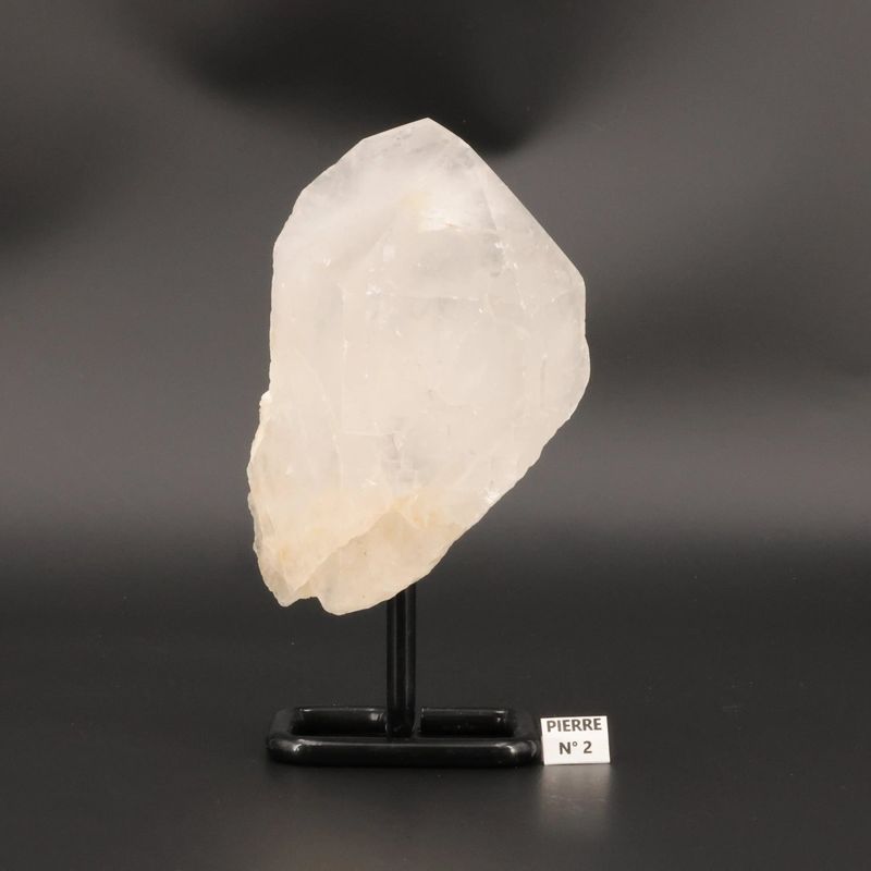 Détail des facettes du Cristal de Roche du Brésil sur pied, pierre naturelle limpide