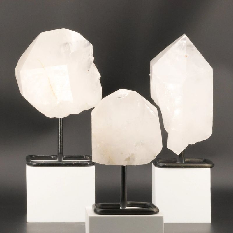 Grand cristal de roche du Brésil sur socle, 1,5 à 1,7 kg