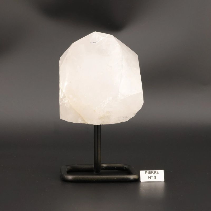 Vue du Cristal de Roche du Brésil sur socle, pièce minérale naturelle à poser