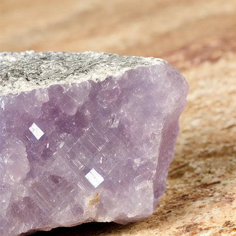Cristaux de Lépidolite naturels montrant leurs teintes douces de violet et lavande