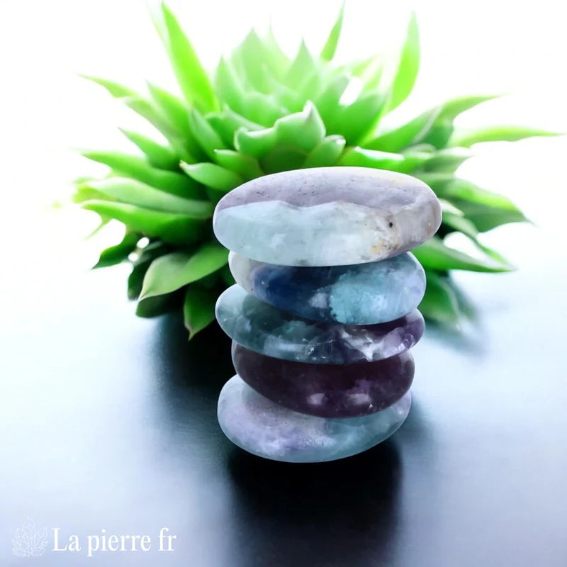 Vue du galet plat de Fluorine Multicolore, pierre naturelle d'énergie et liberté