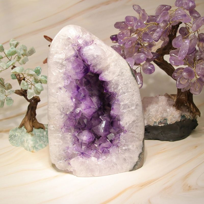 Géode Améthyste décorative d'Uruguay, pierre naturelle violette pour intérieur et lithothérapie