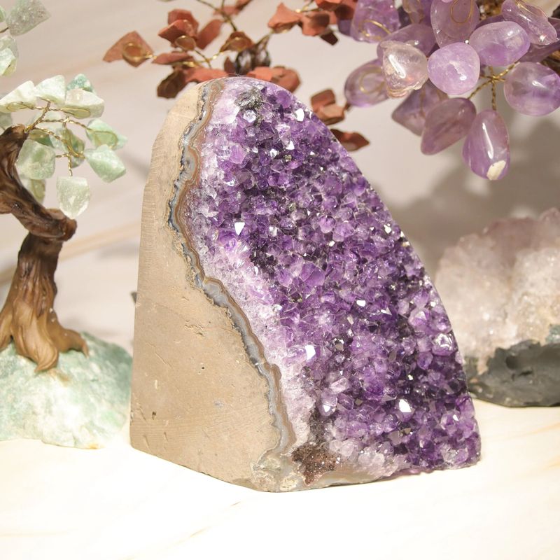 Géode d'Améthyste d'Uruguay à poser de 1,158 kg, druse à cavité profonde de cristaux violets