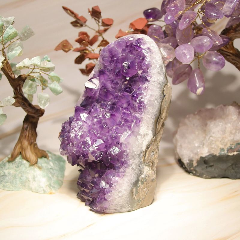 Détail des cristaux d'Améthyste violette de la géode élancée d'Uruguay