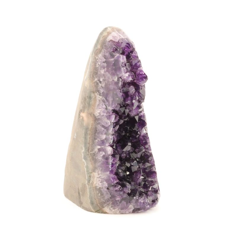 Détail des pointes de cristal d'Améthyste violette de la géode verticale d'Uruguay