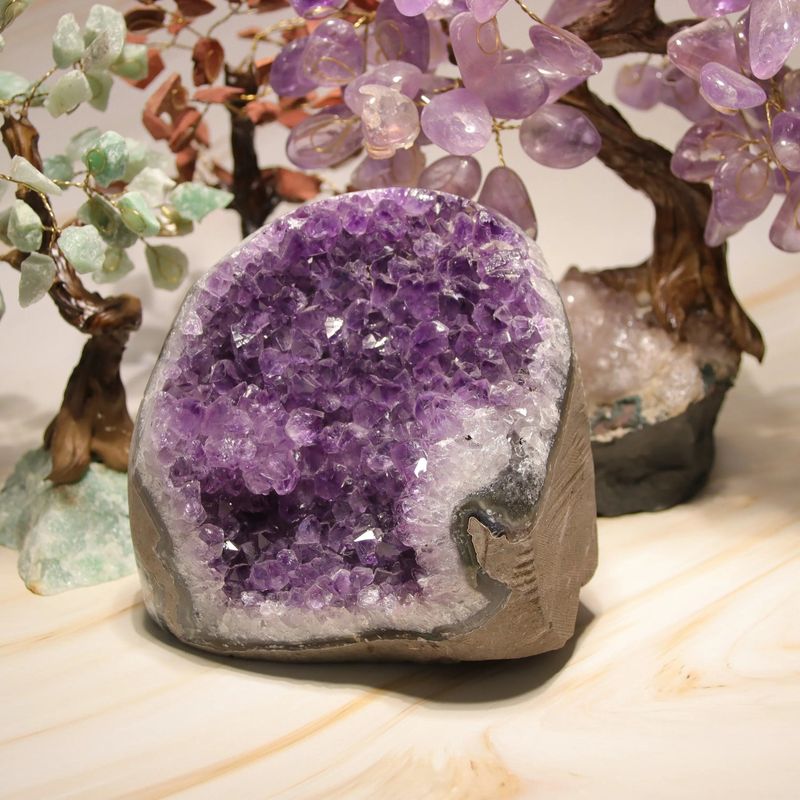 Géode d'Améthyste d'Uruguay à poser de 1,468 kg, druse de cristaux violets pour bureau et chambre