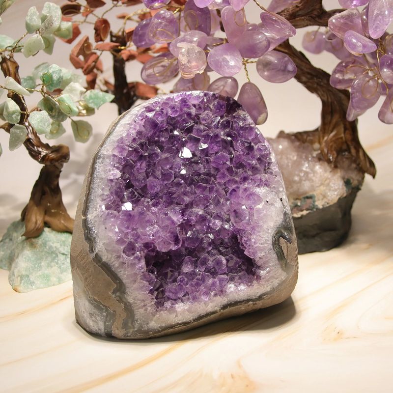 Détail des cristaux d'Améthyste violette de la géode d'Uruguay de 1,468 kg