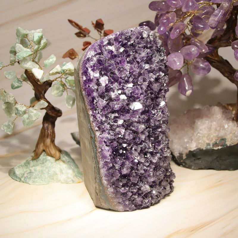 Géode d'Améthyste d'Uruguay à poser de 1,661 kg, druse compacte de cristaux violets