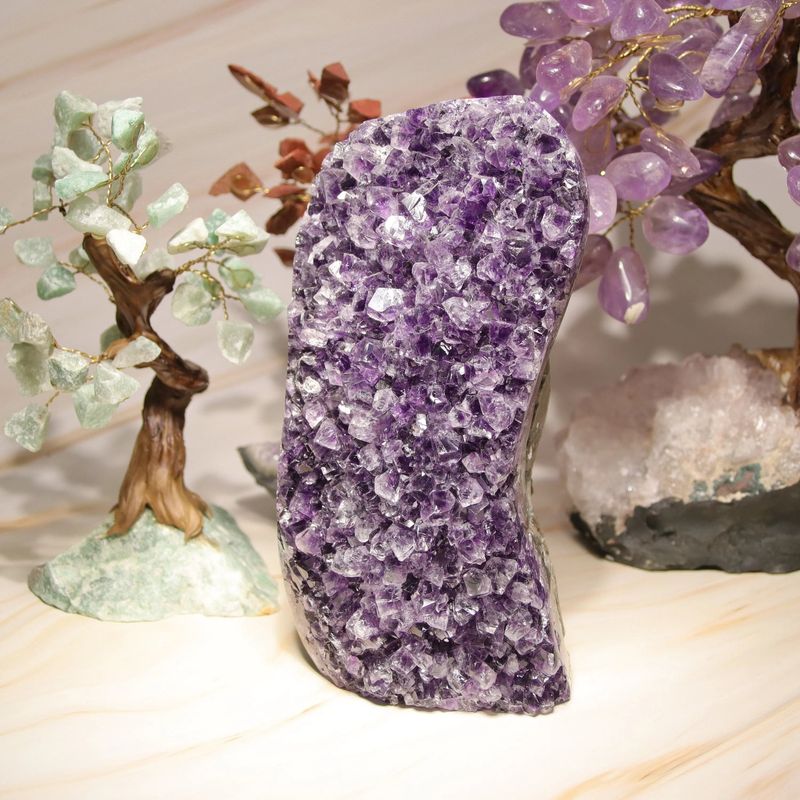 Détail des cristaux d'Améthyste violette de la géode compacte d'Uruguay