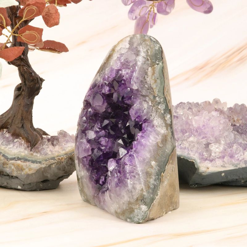 Géode d'Améthyste d'Uruguay à poser de 507 g, druse verticale plate de cristaux violets