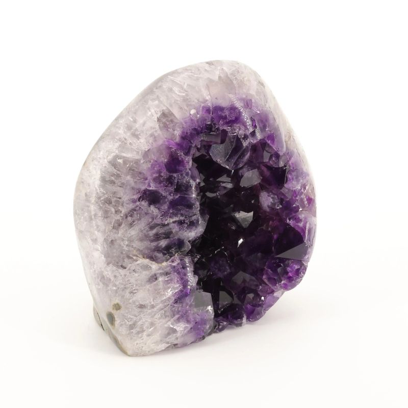 Détail des cristaux d'Améthyste violette de la géode d'Uruguay de 667 g