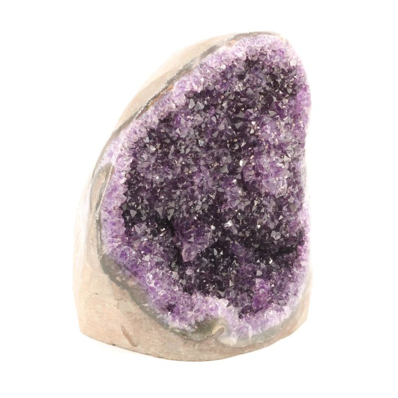 Détail des cristaux d'Améthyste violette de la géode d'Uruguay à poser