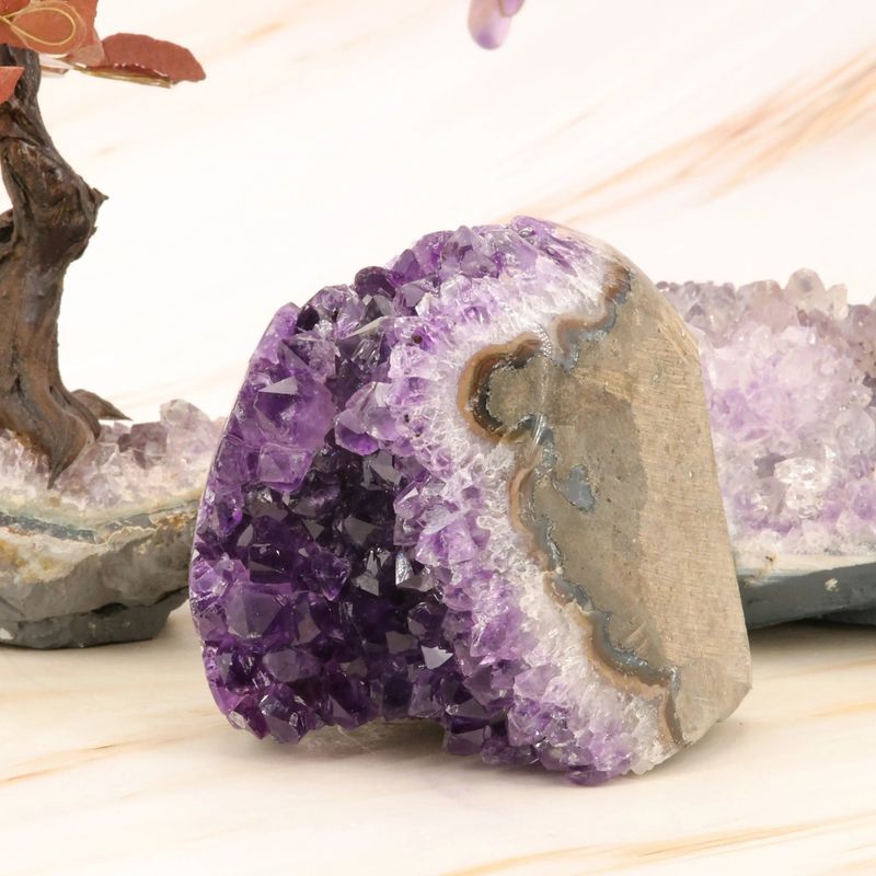 Géode d'Améthyste d'Uruguay à poser de 564 g, mini druse cubique de cristaux violets