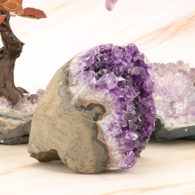 Détail des cristaux d'Améthyste violette de la mini géode d'Uruguay de 564 g