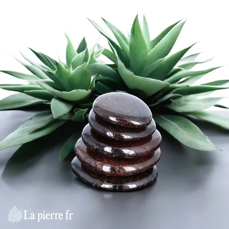 Galet plat de Grenat poli, pierre naturelle rouge pour le bien-être