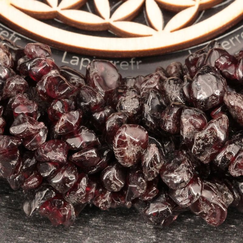 Gros plan sur des perles baroques de Grenat Rouge, pierre naturelle sur fil de 36 cm pour bijoux