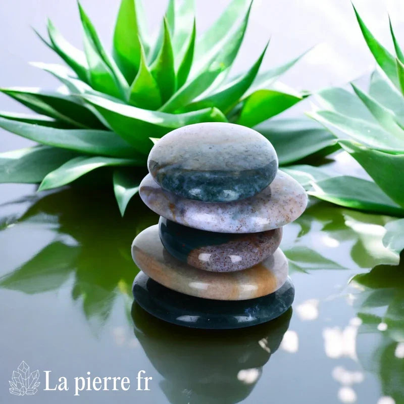Vue du galet plat d'Héliotrope, pierre naturelle de protection puissante