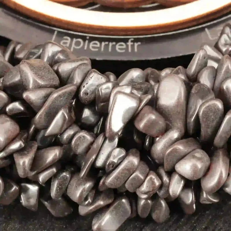 Gros plan sur des perles baroques d'Hématite grise métallique, pierre naturelle sur fil de 36 cm pour bijoux