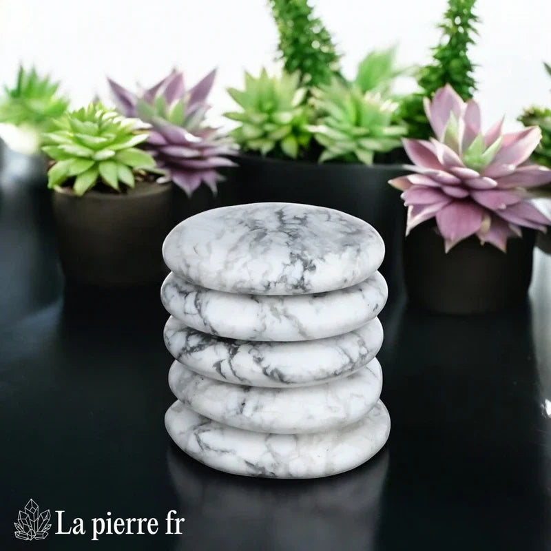 Vue du galet plat de Howlite Blanche, pierre naturelle contre l'anxiété