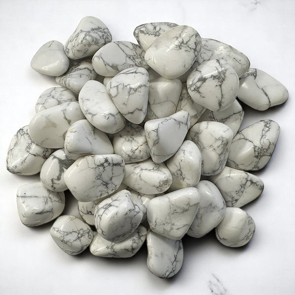 Howlite en pierres roulées du Zimbabwe, d'un blanc pur veiné de gris délicat.