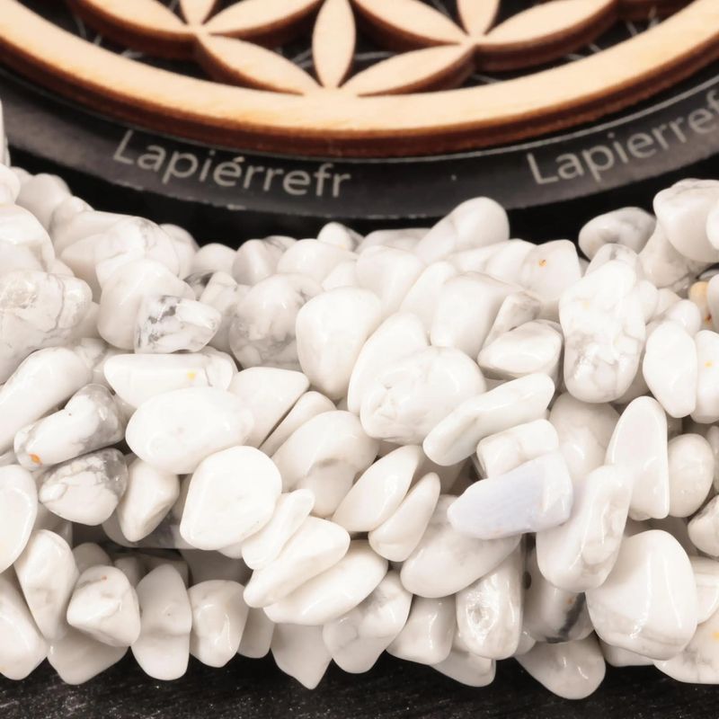 Gros plan sur des perles baroques de Howlite blanche, pierre naturelle sur fil de 36 cm pour bijoux