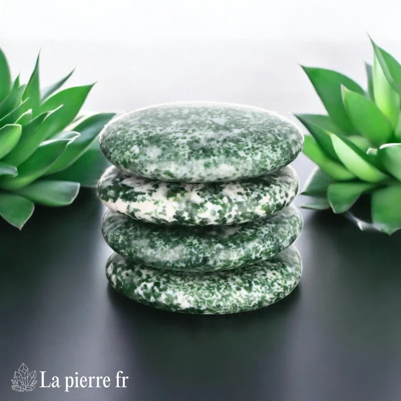 Vue du galet plat de Jade Impérial, pierre naturelle d'éloquence et de sérénité