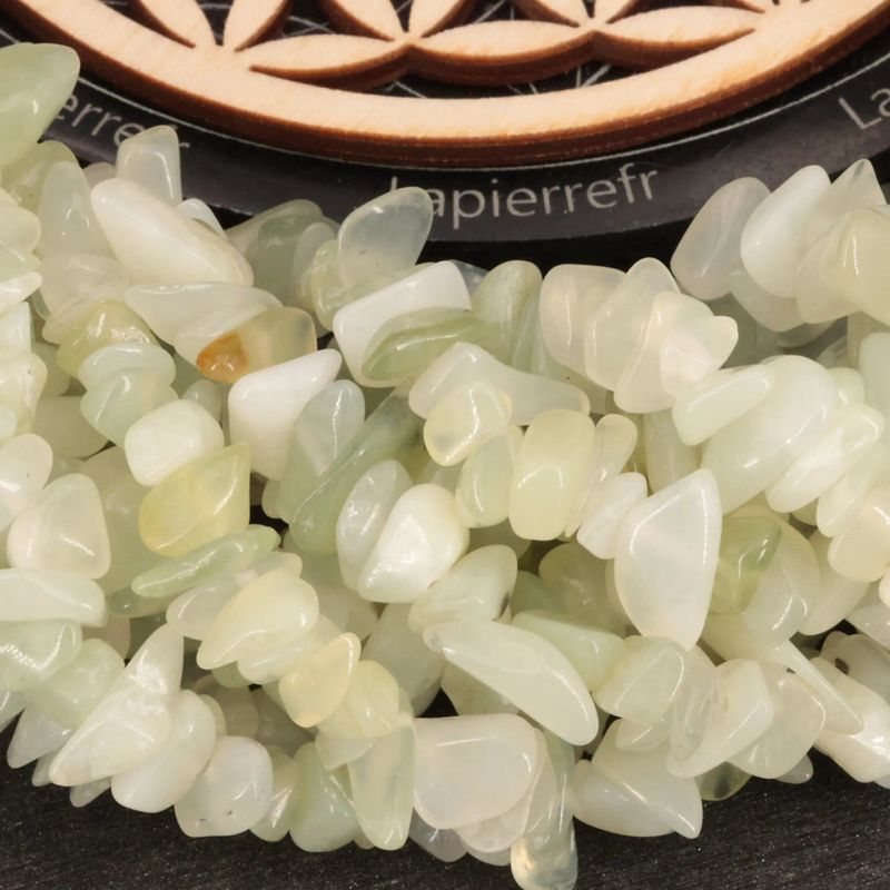 Gros plan sur des perles baroques de Jade Vert, pierre naturelle sur fil de 36 cm pour bijoux