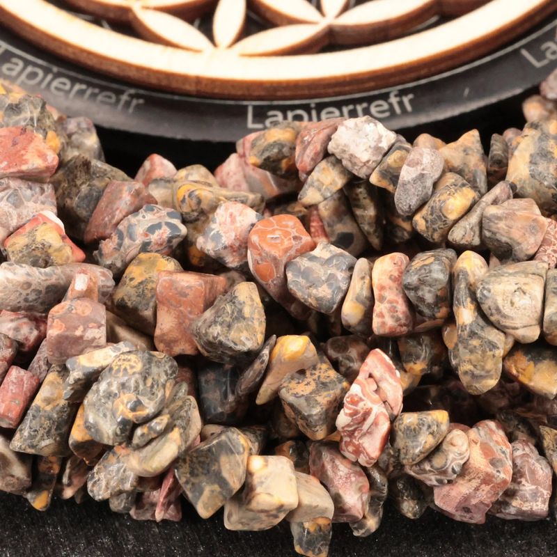 Gros plan sur des perles baroques de Jaspe Léopard moucheté, pierre naturelle sur fil de 36 cm pour bijoux