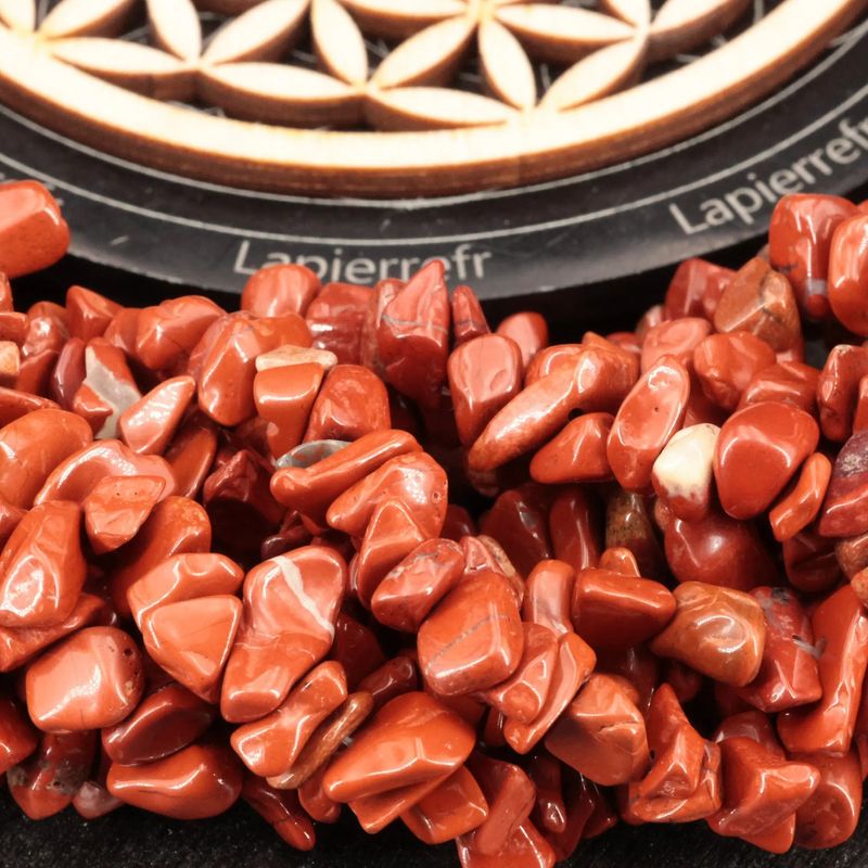 Gros plan sur des perles baroques de Jaspe Rouge, pierre naturelle sur fil de 36 cm pour bijoux