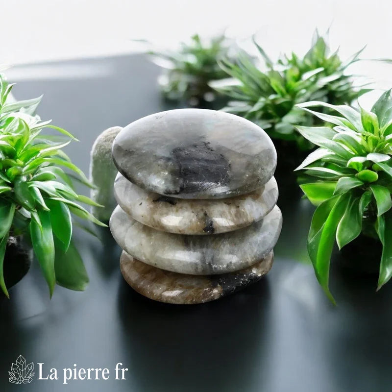 Vue du galet plat de Labradorite, pierre naturelle de protection