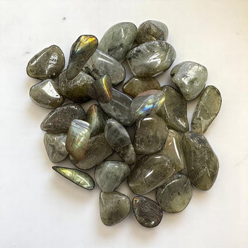 Labradorite naturelle en pierres roulées de Madagascar, sélection La Pierre FR pour énergie protectrice, reflets bleus et équilibre émotionnel.