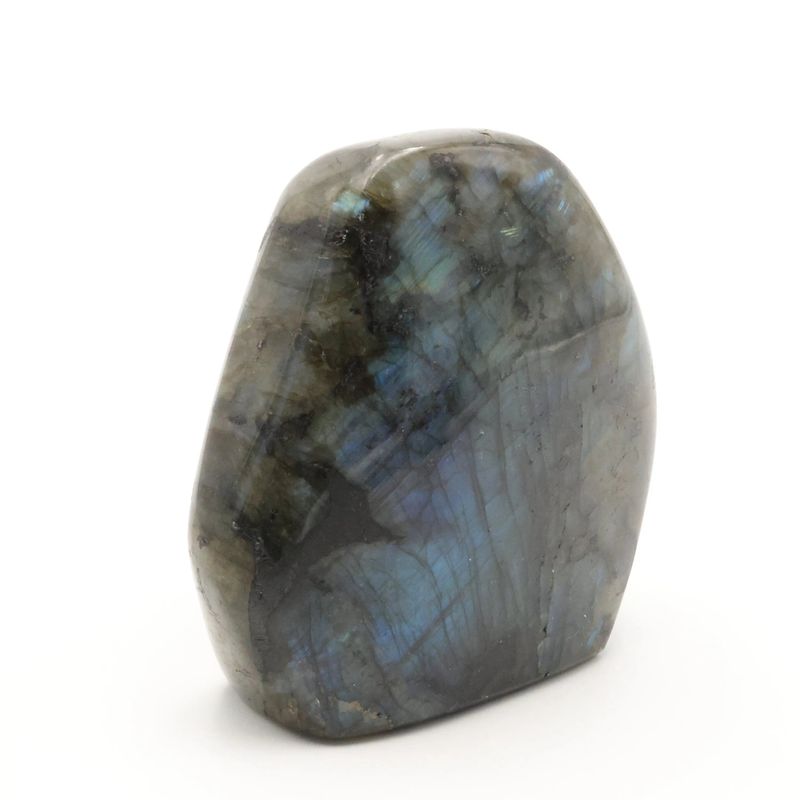 Détail des éclats labradorescents de la Labradorite de Madagascar, minéral naturel poli