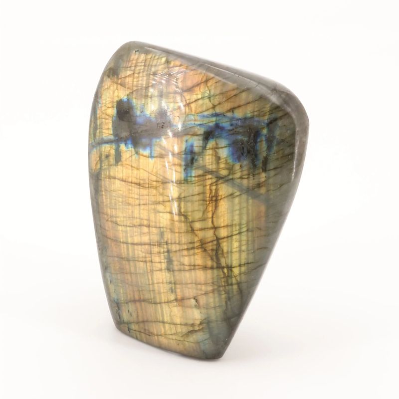 Détail des reflets labradorescents de la Labradorite de Madagascar, minéral naturel poli