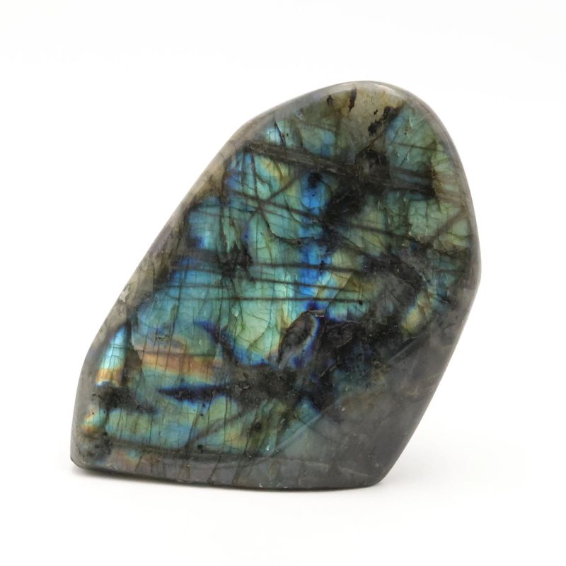Détail des reflets labradorescents de la Labradorite de Madagascar, minéral naturel poli